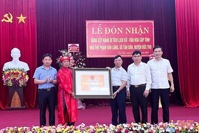 XÃ TÂN DÂN TỔ CHỨC LỄ ĐÓN NHẬN BẰNG DI TÍCH LSVH NHÀ THỜ PHẠM VĂN LÃNG